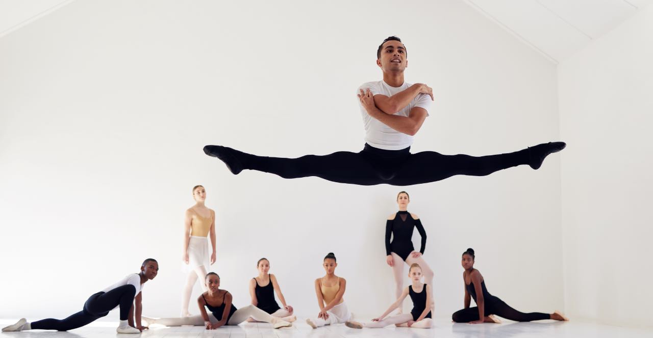Descubre los mejores consejos para destacar en competencias de danza. Aprende sobre entrenamiento, vestuario y técnicas para impactar en el escenario.