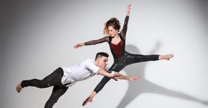 Descubre cómo la danza contemporánea combina innovación y técnica para crear actuaciones inolvidables. Explora consejos clave para perfeccionar tu estilo y conectar con la audiencia.