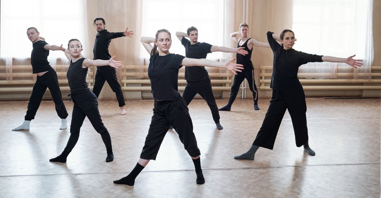 Descubre cómo la danza contemporánea combina innovación y técnica para crear actuaciones inolvidables. Explora consejos clave para perfeccionar tu estilo y conectar con la audiencia.