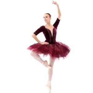 Bailarina ejecutando un arabesque en una competición de ballet clásico, con un elegante tutú blanco y una expresión de concentración.