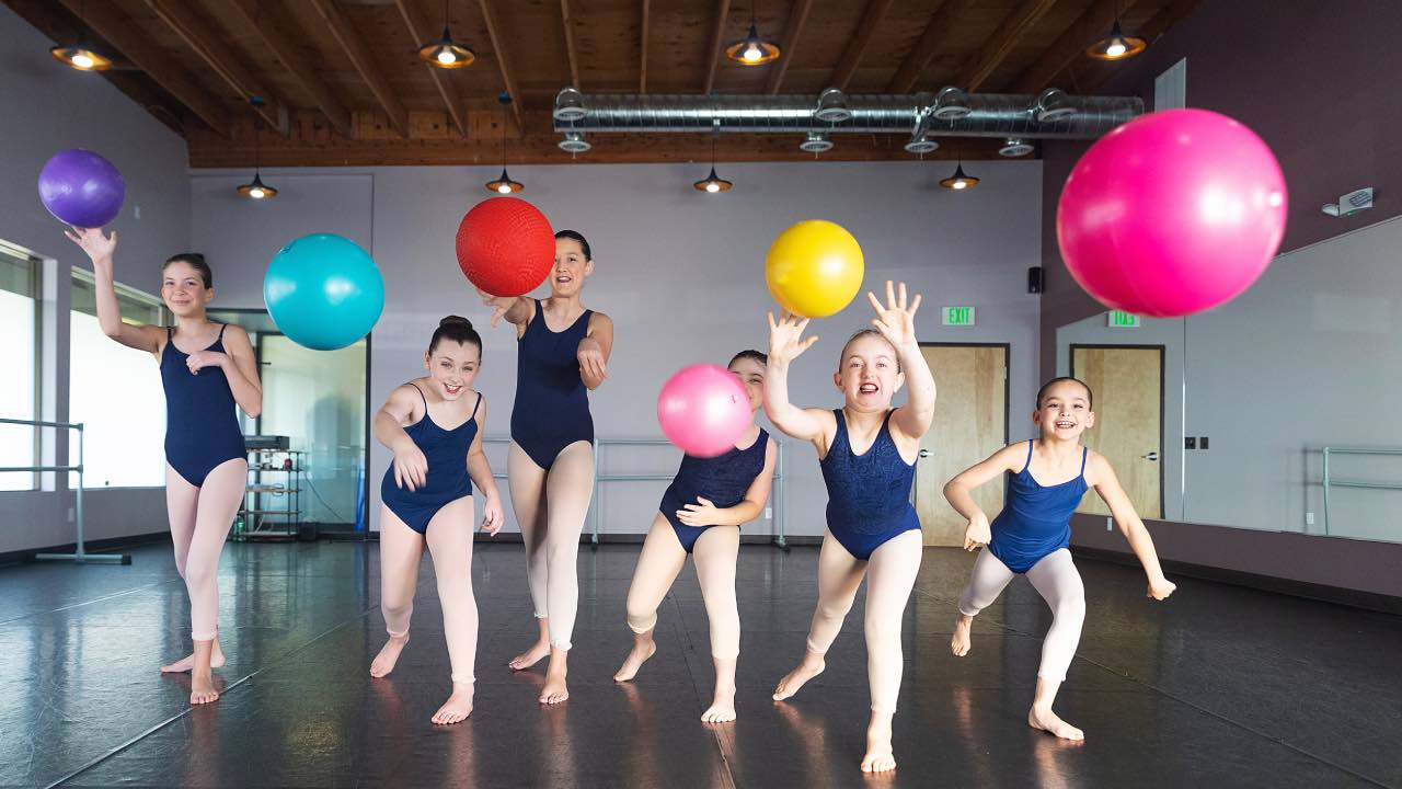 Niños felices participando en una clase de danza, mostrando los beneficios psicológicos de la danza.