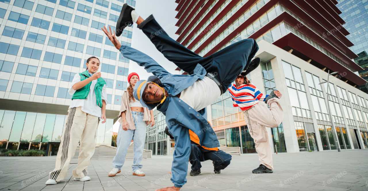 Chicos bailando Break Dance en la calle, haciendo giros y freezes.
