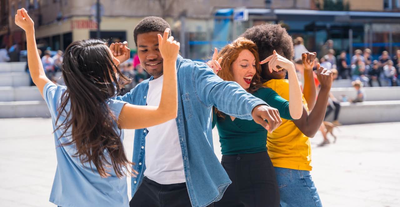 Un grupo de jóvenes baila al ritmo de la música, creando una atmósfera vibrante y llena de energía. Sus movimientos sincronizados reflejan la conexión entre ellos y la música. La musica en las danzas