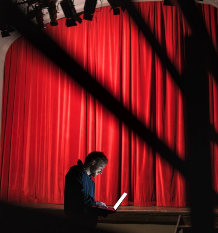Técnicos del certamen de danza, ballet y música trabajando en el escenario del concurso.